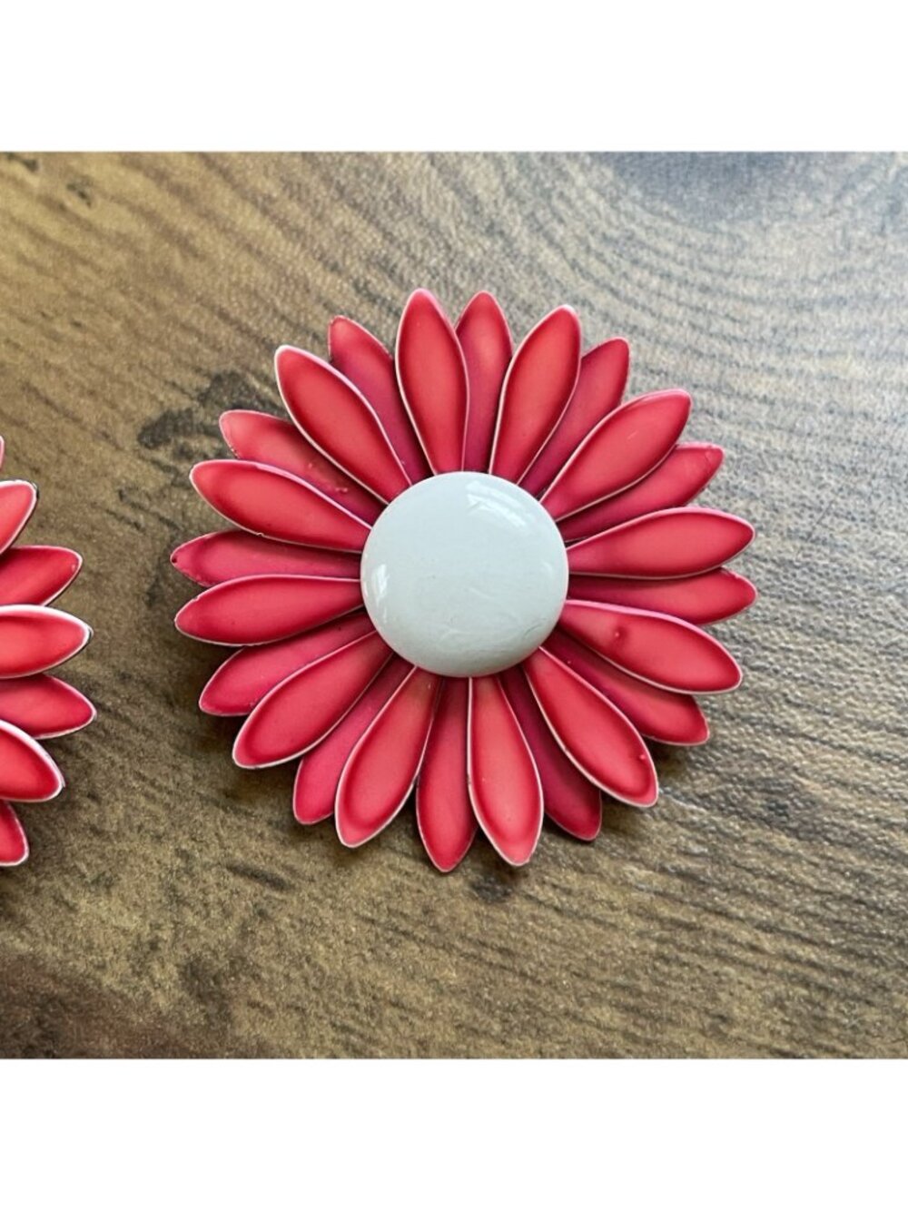 Vintage 1960s Enamel Flower Earrings Coral White MOD Pop Art Clip On Statement - Picture 5 of 9